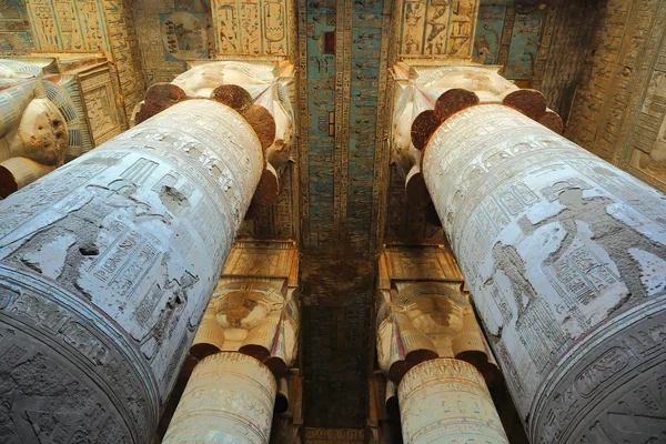 Interiér chrámu starověkého Egypta v Dendera — Stock fotografie