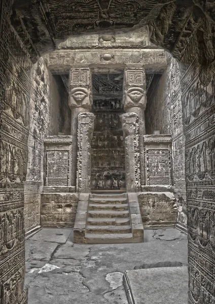 Starověké egyptské Hathor sochy v chrámu Dendera — Stock fotografie