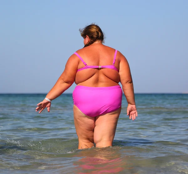 Übergewichtige Frau badet im Meer — Stockfoto