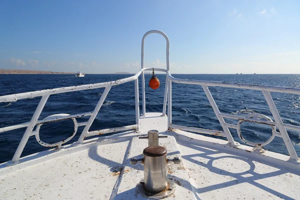 Arco de yate flotando en el mar —  Fotos de Stock