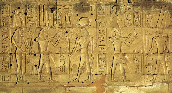 Sculpturi hieroglife în templul egiptean antic — Fotografie, imagine de stoc