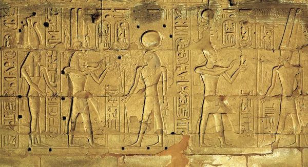 Hieroglyfiska sniderier i antikt egyptiskt tempel — Stockfoto