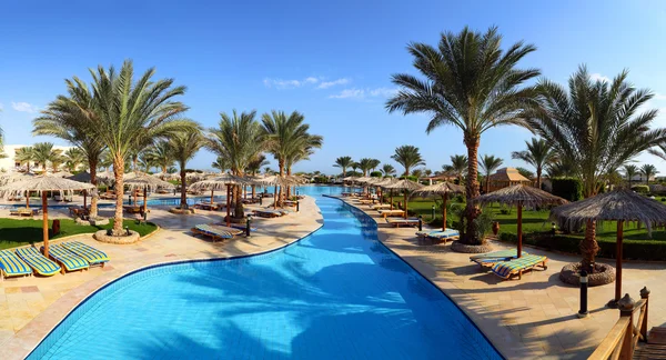 Panorama de piscina no resort — Fotografia de Stock