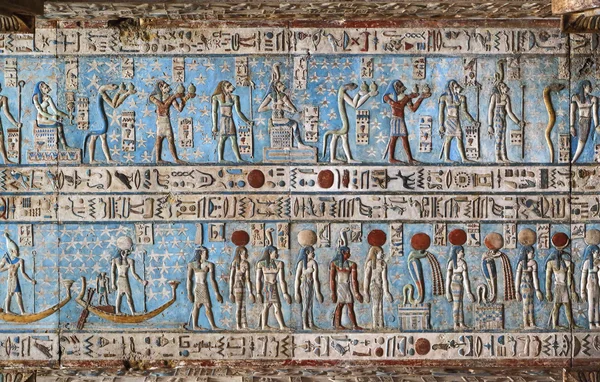 Hieroglyfiska sniderier i antikt egyptiskt tempel — Stockfoto