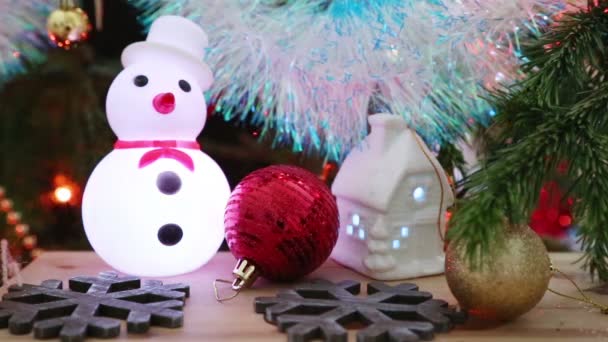 Casa, flocos de neve e boneco de neve — Vídeo de Stock