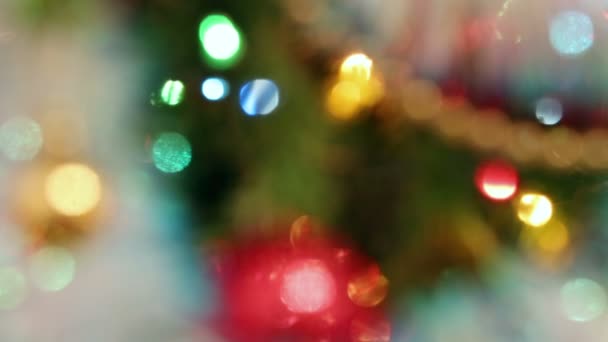 Рождественские украшения на елке — стоковое видео