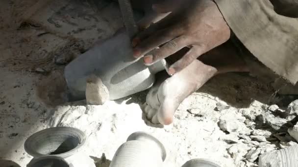 Mains faisant la cruche en céramique — Video
