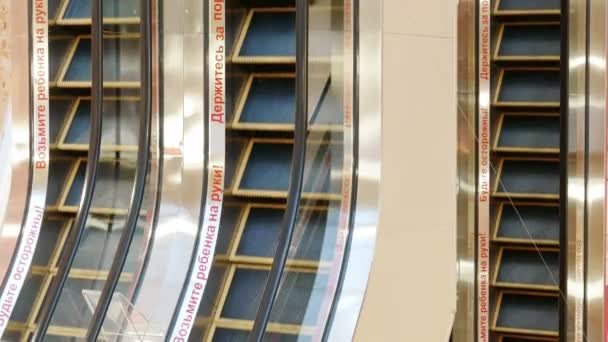 Escaleras mecánicas ascendentes y descendentes en edificios públicos — Vídeo de stock