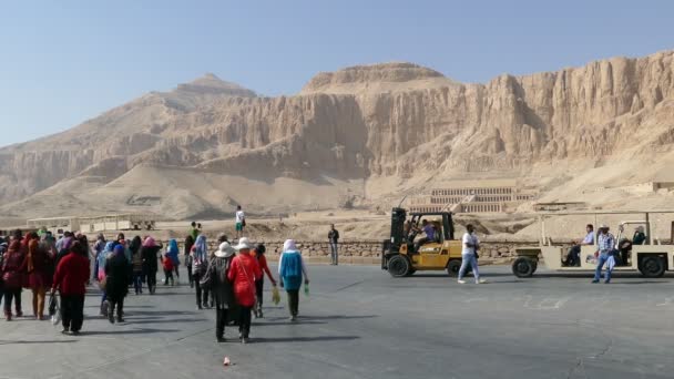 Turistas cerca del famoso templo antiguo — Vídeos de Stock