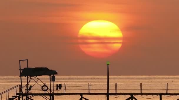 Όμορφη ανατολή του ηλίου πάνω από το pier — Αρχείο Βίντεο