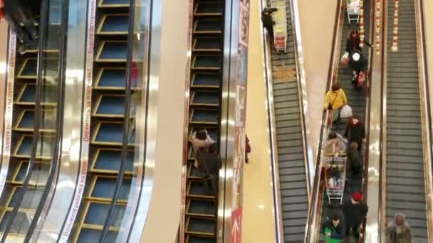 Des gens en mouvement sur des escaliers roulants au centre commercial moderne - timelapse — Video