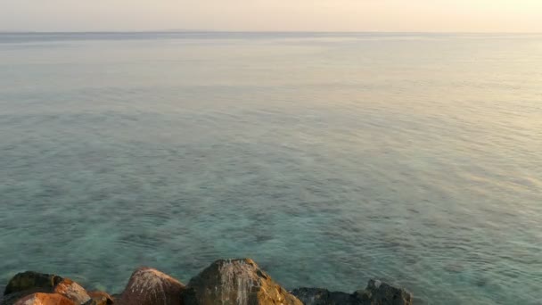 Kalme zee bij zonsopgang — Stockvideo