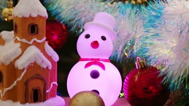 Casa, copos de nieve y muñeco de nieve — Vídeo de stock