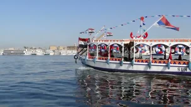 Touristenboot auf dem Nil — Stockvideo