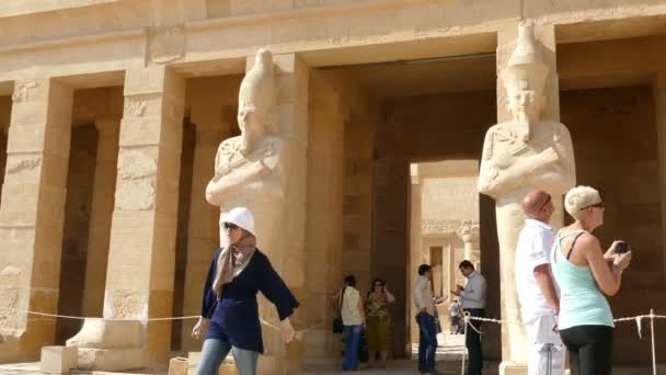 Toeristen lopen in de tempel van Karnak — Stockvideo