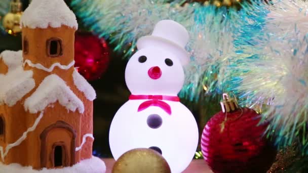 Casa, copos de nieve y muñeco de nieve — Vídeo de stock