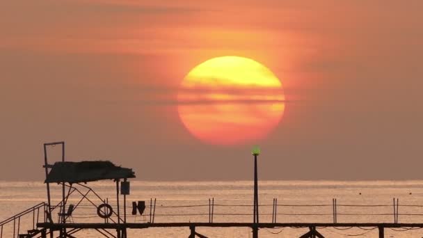 Belo nascer do sol sobre o cais — Vídeo de Stock