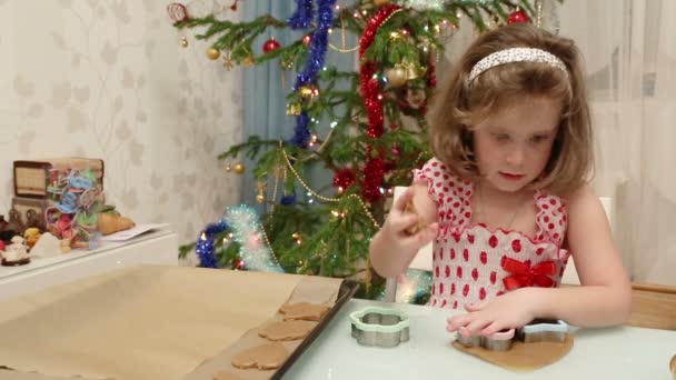 Menina com biscoitos de Natal — Vídeo de Stock
