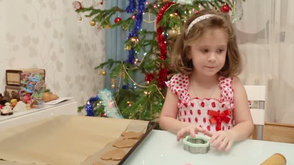 Κορίτσι με μπισκότα Χριστουγέννων — Αρχείο Βίντεο
