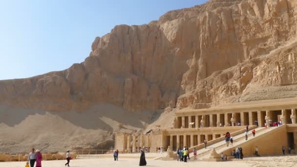 Toeristen lopen in de tempel van Karnak — Stockvideo