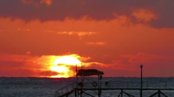 Belleza salida del sol sobre el mar — Vídeo de stock