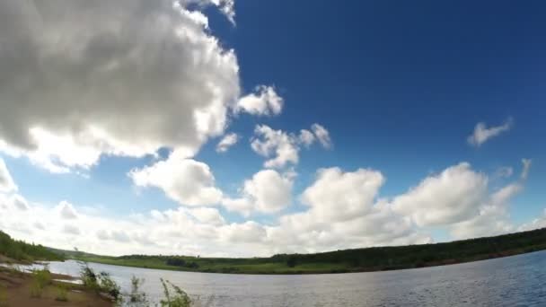 Wolken die bewegen over de rivier — Stockvideo