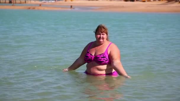 Overweight woman in sea — Stock Video