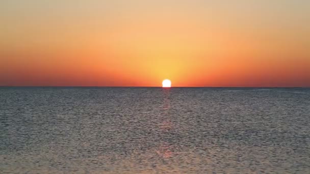 Schöner Sonnenaufgang am Meer — Stockvideo