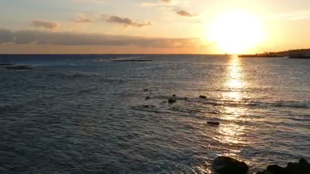 Nascer do sol sobre o mar — Vídeo de Stock