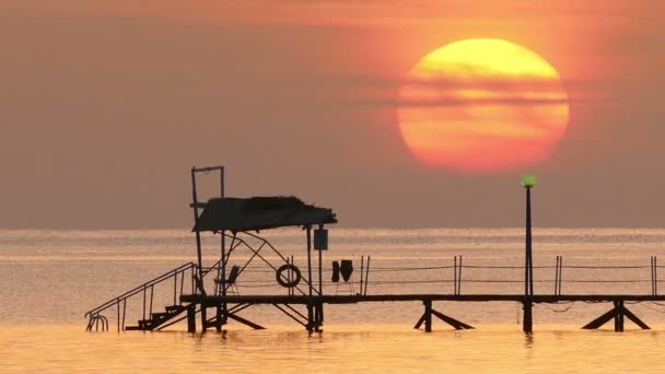 Krásný východ slunce nad pier — Stock video