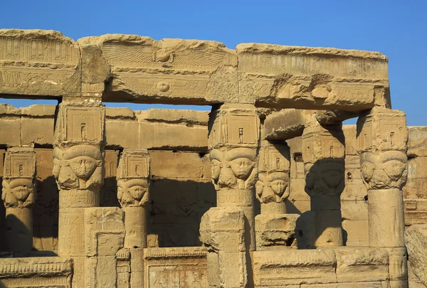Oude Egyptische Hathor sculpturen in tempel van Dendera — Stockfoto