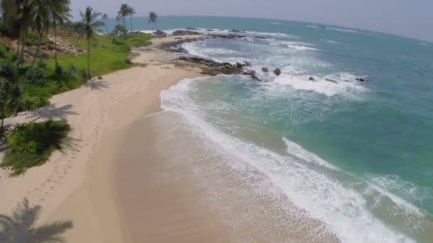 Ondas do mar na praia tropical — Vídeo de Stock