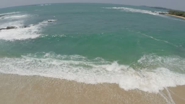 Ondas marinas en la playa tropical — Vídeo de stock