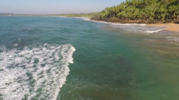 Ondas marinas en la playa tropical — Vídeos de Stock