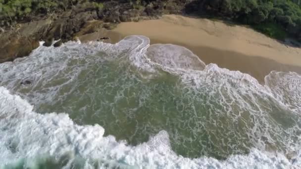 Ondas marinas en la playa tropical — Vídeo de stock