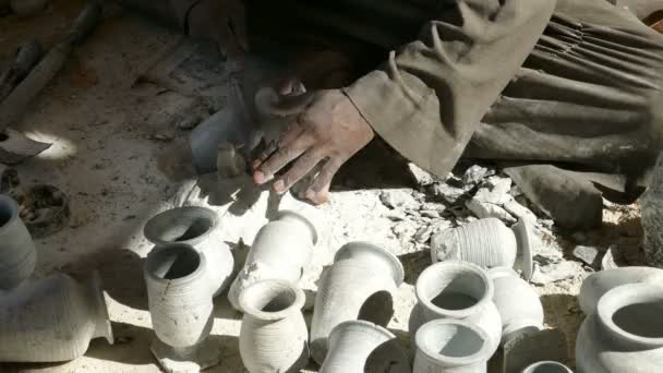 Manos haciendo la jarra de cerámica — Vídeo de stock