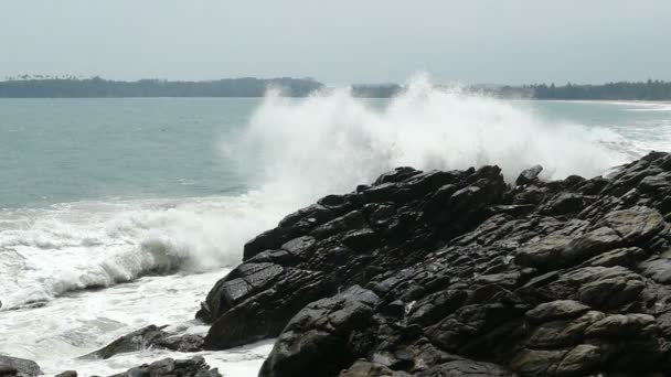 Bølger som krasjer på steinstranden – stockvideo