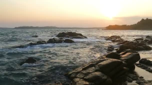 Ηλιοβασίλεμα πάνω από το νερό της θάλασσας — Αρχείο Βίντεο