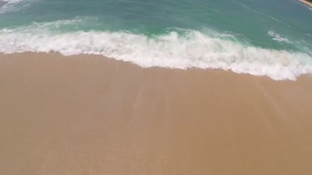 Praia arenosa e ondas — Vídeo de Stock