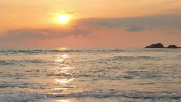 Paisaje con puesta de sol de mar tropical — Vídeos de Stock