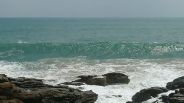 Olas estrellándose en la playa — Vídeo de stock