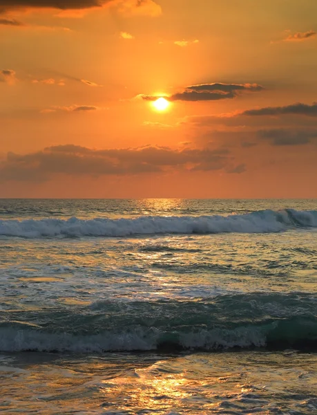 Ropical havet solnedgång och vågor — Stockfoto