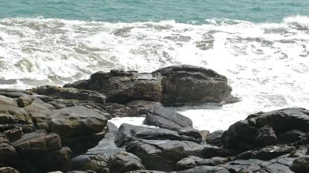 Grandes olas en la playa de piedra — Vídeo de stock