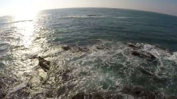 Vliegen over zee golven — Stockvideo