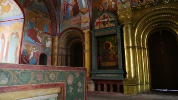 Interior del templo con pinturas antiguas — Vídeos de Stock