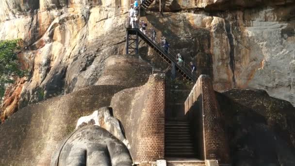 游客爬楼梯 — 图库视频影像