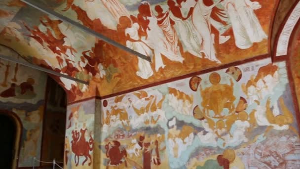 Intérieur du temple avec des peintures anciennes — Video