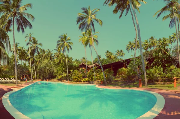 Piscina en el complejo tropical - estilo retro vintage — Foto de Stock