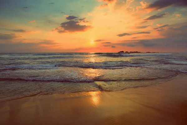 热带海上日落-老式复古风格 — 图库照片