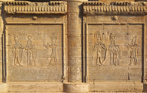 Hieroglyfiska sniderier i antikt egyptiskt tempel — Stockfoto